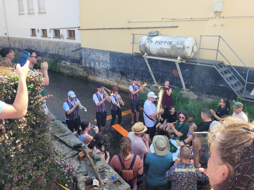 Wenns zu warm ist, gehts in den nahenden Bach